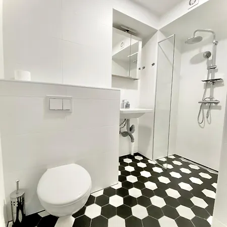 Charming One Bedroom In Appartamento Reval